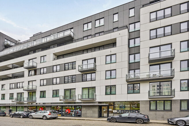 Dit recent gebouwde appartement met één slaapkamer geniet een uitstekende locatie, recht tegenover de trendy Kanaalwijk en in de buurt van Tour & Taxis en het Rogierplein.

Gelegen op de vierde verdieping, biedt het appartement een zuidoostelijk georië