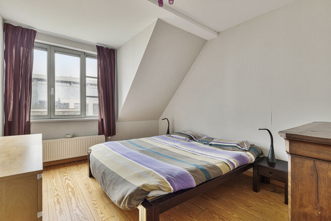 Dit twee-slaapkamer appartement is ideaal gelegen nabij Tour & Taxis en de trendy kanaalwijk.
Deze buurt is volop in ontwikkeling, en binnenkort kunt u genieten van het gloednieuwe Becopark, op slechts 88 meter afstand.

Bij het betreden van het apparteme