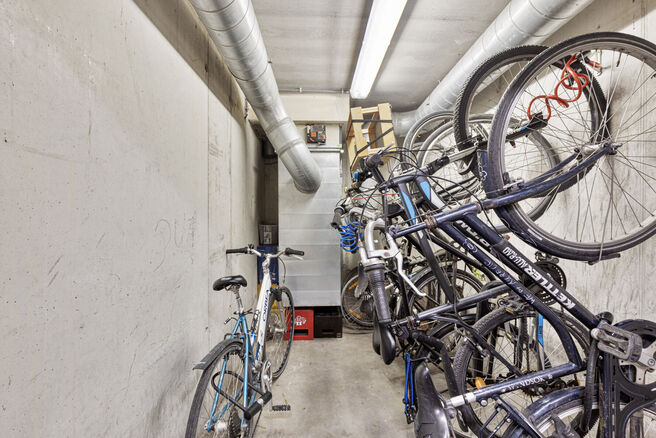 Dit twee-slaapkamer appartement is ideaal gelegen nabij Tour & Taxis en de trendy kanaalwijk.
Deze buurt is volop in ontwikkeling, en binnenkort kunt u genieten van het gloednieuwe Becopark, op slechts 88 meter afstand.

Bij het betreden van het apparteme