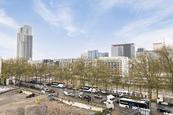 Dit twee-slaapkamer appartement is ideaal gelegen nabij Tour & Taxis en de trendy kanaalwijk.
Deze buurt is volop in ontwikkeling, en binnenkort kunt u genieten van het gloednieuwe Becopark, op slechts 88 meter afstand.

Bij het betreden van het apparteme