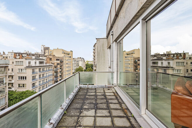 Dit prachtig afgewerkte 2-slaapkamer appartement, gelegen in de gewilde Solbosch-wijk, biedt een unieke kans om te wonen nabij het groene Ter Kamerenbos, de Abdij Ter Kameren en de prestigieuze Louisalaan. Het appartement bevindt zich op de vierde verdiep