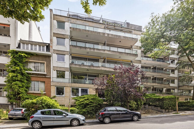 Dit prachtig afgewerkte 2-slaapkamer appartement, gelegen in de gewilde Solbosch-wijk, biedt een unieke kans om te wonen nabij het groene Ter Kamerenbos, de Abdij Ter Kameren en de prestigieuze Louisalaan. Het appartement bevindt zich op de vierde verdiep