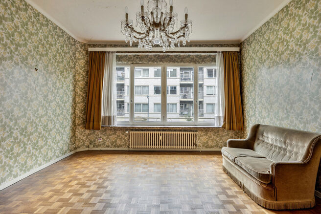 Dit uitstekend gelegen 3-slaapkamer appartement met terras bevindt zich tussen de prestigieuze Avenue Molière en Avenue Louis Lepoutre,
op de 1e verdieping van een kleinschalige mede-eigendom.
Het Ter Kamerenbos ligt op nog geen 700 meter afstand, wat bi