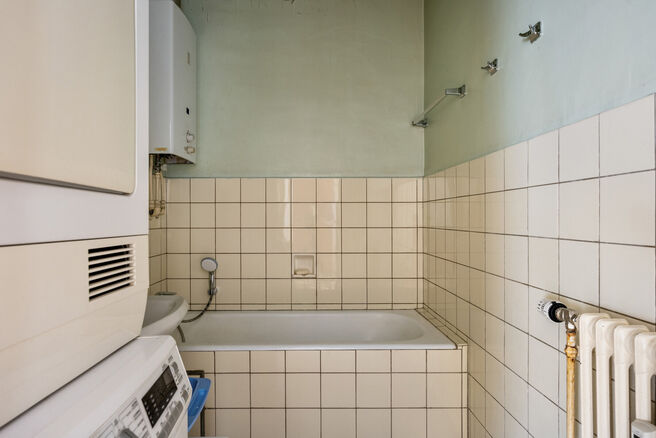 Dit uitstekend gelegen 3-slaapkamer appartement met terras bevindt zich tussen de prestigieuze Avenue Molière en Avenue Louis Lepoutre,
op de 1e verdieping van een kleinschalige mede-eigendom.
Het Ter Kamerenbos ligt op nog geen 700 meter afstand, wat bi