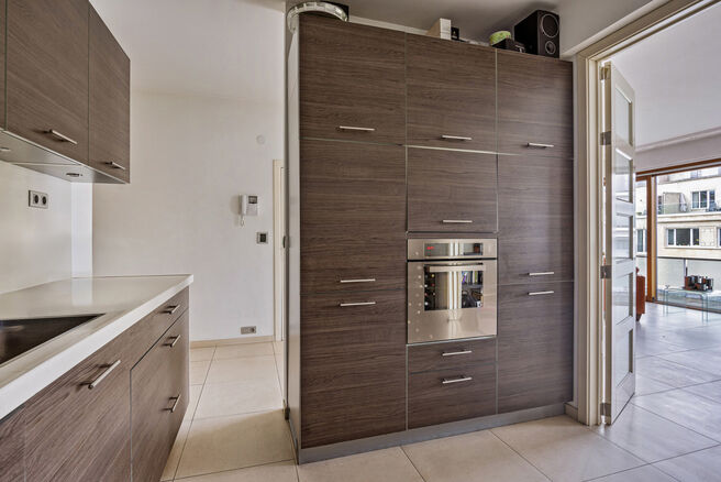 Dit prachtig afgewerkte 2-slaapkamer appartement, gelegen in de gewilde Solbosch-wijk, biedt een unieke kans om te wonen nabij het groene Ter Kamerenbos, de Abdij Ter Kameren en de prestigieuze Louisalaan. Het appartement bevindt zich op de vierde verdiep