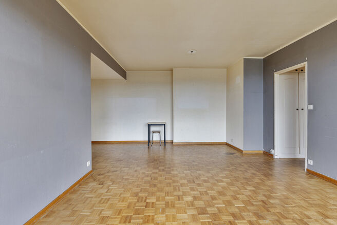 Dit appartement met twee slaapkamers en een ruim terras van 15m² bevindt zich op de 18e verdieping en biedt een fenomenaal panoramisch uitzicht over Brussel.
Gelegen in een groene, residentiële omgeving, geniet u hier van rust en comfort.

Bij binnenkom