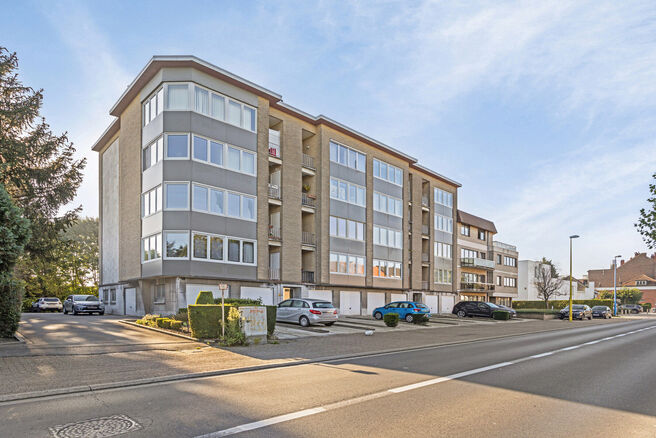 Dit instapklare hoekappartement met twee slaapkamers, twee terrassen en een eigen garagebox is gelegen op de tweede verdieping van een kleinschalige landelijk gelegen mede-eigendom.

Indeling: Bij binnenkomst leidt de centrale inkomhal naar alle vertrekke