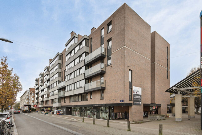 Dit charmante appartement, gelegen op de tweede verdieping van een mede-eigendom, is ideaal voor wie op zoek is naar een instapklaar appartement of een interessante investering. Dankzij de uitstekende ligging nabij winkels, scholen en openbaar vervoer gen