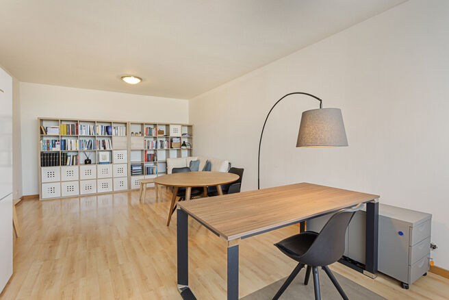 Dit twee slaapkamer appartement, gelegen op de 7de verdieping van een mede-eigendom, is ideaal voor wie op zoek is naar een instapklaar appartement of een interessante investering. Dankzij de uitstekende ligging nabij winkels, scholen en openbaar vervoer 