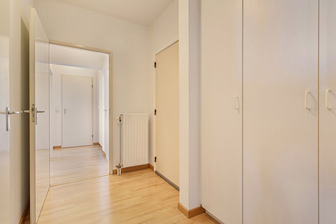 Dit twee slaapkamer appartement, gelegen op de 7de verdieping van een mede-eigendom, is ideaal voor wie op zoek is naar een instapklaar appartement of een interessante investering. Dankzij de uitstekende ligging nabij winkels, scholen en openbaar vervoer 