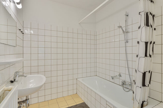 Dit twee slaapkamer appartement, gelegen op de 7de verdieping van een mede-eigendom, is ideaal voor wie op zoek is naar een instapklaar appartement of een interessante investering. Dankzij de uitstekende ligging nabij winkels, scholen en openbaar vervoer 