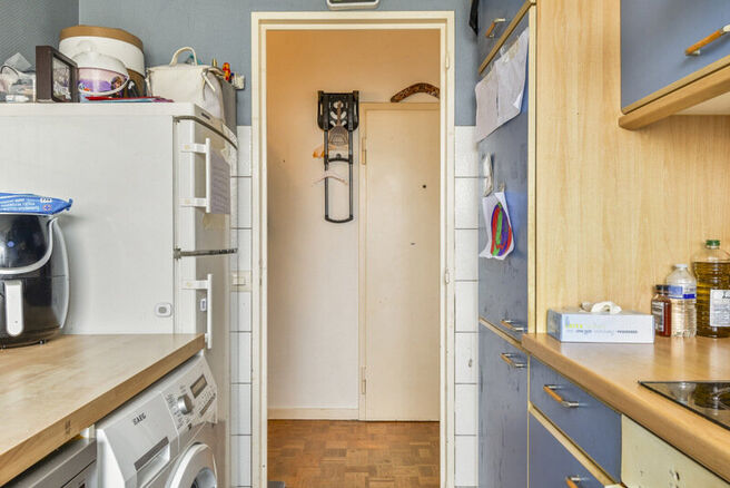 Dit ruime en instapklare hoek appartement op een uitstekende locatie in Jette biedt maar liefst 3 slaapkamers en twee aangename terrassen van 7,5 m² en 4,5 m².

Indeling:

Via de inkomhal heb je toegang tot de verschillende ruimtes van het appartement. 