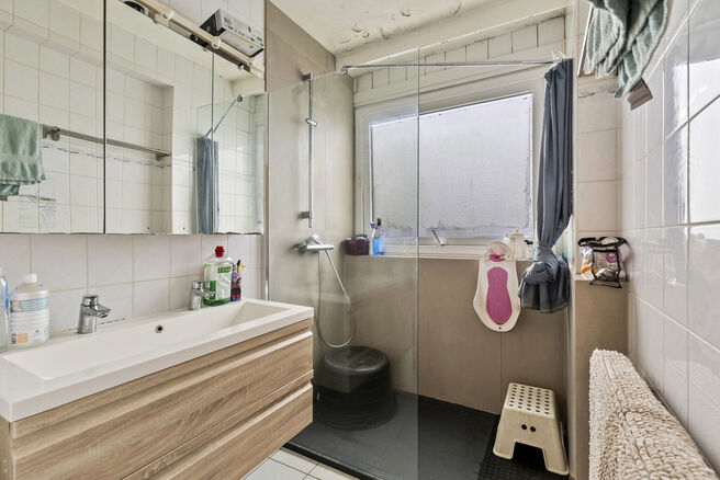 Dit ruime en instapklare hoek appartement op een uitstekende locatie in Jette biedt maar liefst 3 slaapkamers en twee aangename terrassen van 7,5 m² en 4,5 m².

Indeling:

Via de inkomhal heb je toegang tot de verschillende ruimtes van het appartement. 