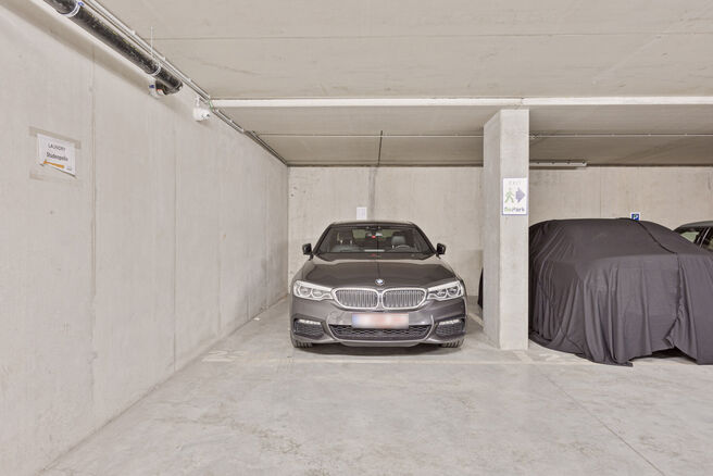 Deze parkeerplaats bevindt zich in een recent gebouw (2018), ideaal gelegen in het bruisende centrum van Brussel nabij het zakendistrict. 
Dankzij de strategische ligging biedt deze staanplaats een uitstekende oplossing voor zowel bewoners als pendelaars 