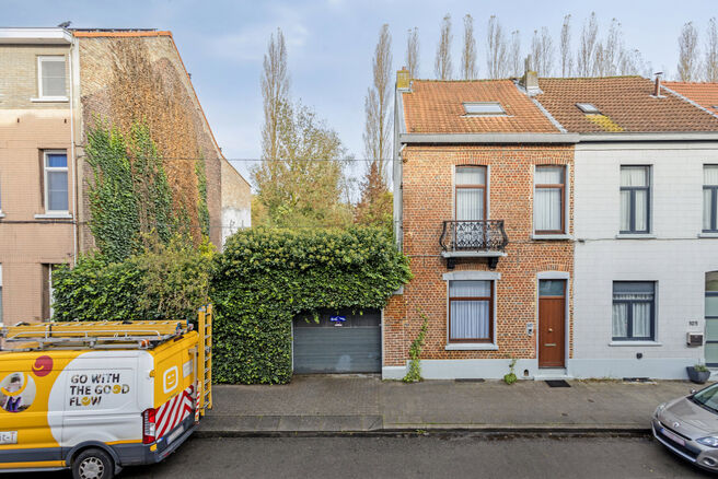 This development land is ideally situated in a quiet street with the King Baudouin Park directly behind the property.

The plot comprises the following:

▪️ A building plot of 190m²
▪️ A garage on a plot of 40sqm
▪️ A family home (Rue Antoine