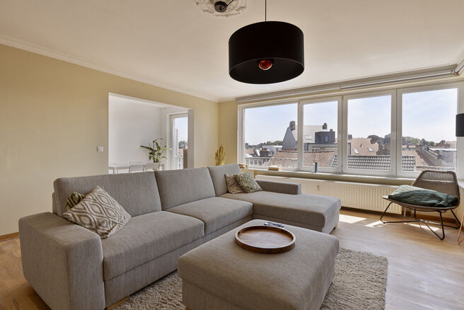 This spacious 2-bedroom apartment, with a basement and parking space, is ideally located on the 4th floor, right in the center of Strombeek-Bever.

It features both a terrace and a balcony, perfect for those who enjoy outdoor spaces. The entire apartment 