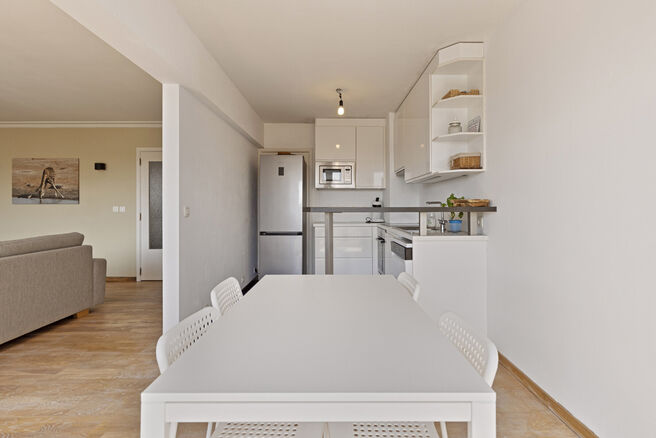 This spacious 2-bedroom apartment, with a basement and parking space, is ideally located on the 4th floor, right in the center of Strombeek-Bever.

It features both a terrace and a balcony, perfect for those who enjoy outdoor spaces. The entire apartment 