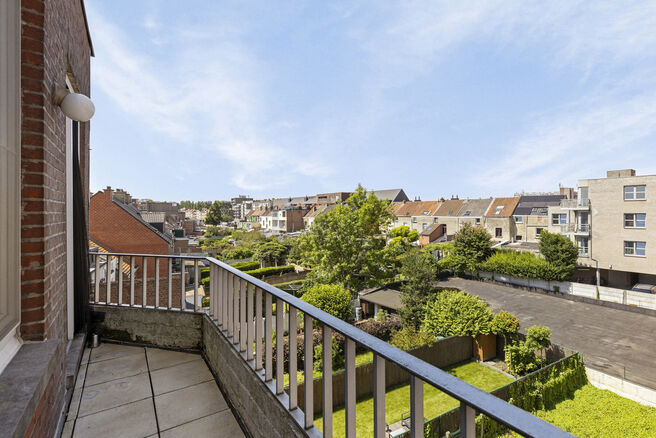 This spacious 2-bedroom apartment, with a basement and parking space, is ideally located on the 4th floor, right in the center of Strombeek-Bever.

It features both a terrace and a balcony, perfect for those who enjoy outdoor spaces. The entire apartment 