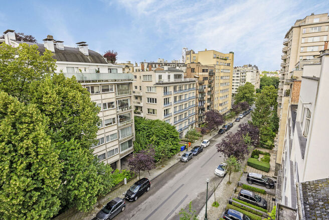 This beautifully finished 2-bedroom apartment, located in the sought-after Solbosch district, offers a unique opportunity to live near the green Ter Kamerenbos, the Ter Kameren Abbey, and the prestigious Louisalaan.
The apartment is situated on the fourth