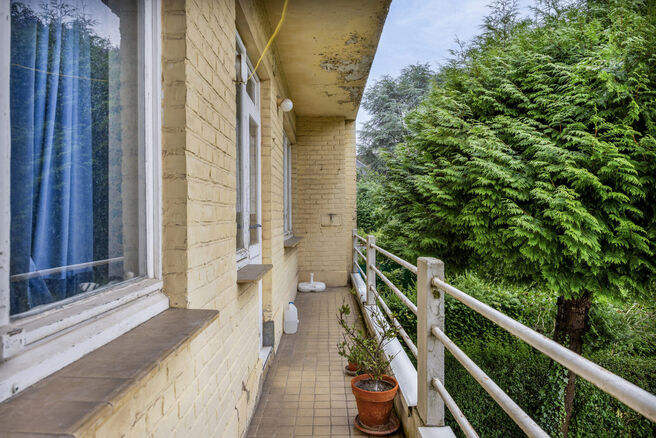 This excellently located 3-bedroom apartment with a terrace is situated between the prestigious Avenue Molière and Avenue Louis Lepoutre,
on the 1st floor of a small co-ownership.
The Bois de la Cambre is less than 700 meters away, contributing to the id