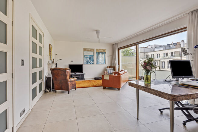 This beautifully finished 2-bedroom apartment, located in the sought-after Solbosch district, offers a unique opportunity to live near the green Ter Kamerenbos, the Ter Kameren Abbey, and the prestigious Louisalaan.
The apartment is situated on the fourth