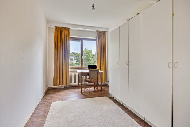 This beautifully finished 2-bedroom apartment, located in the sought-after Solbosch district, offers a unique opportunity to live near the green Ter Kamerenbos, the Ter Kameren Abbey, and the prestigious Louisalaan.
The apartment is situated on the fourth