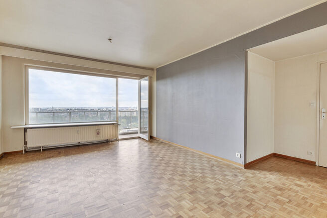 This apartment with two bedrooms and a spacious 15m² terrace is located on the 18th floor and offers a phenomenal panoramic view of Brussels. 
Situated in a green, residential area, you will enjoy peace and comfort here.

Upon entering through the entran