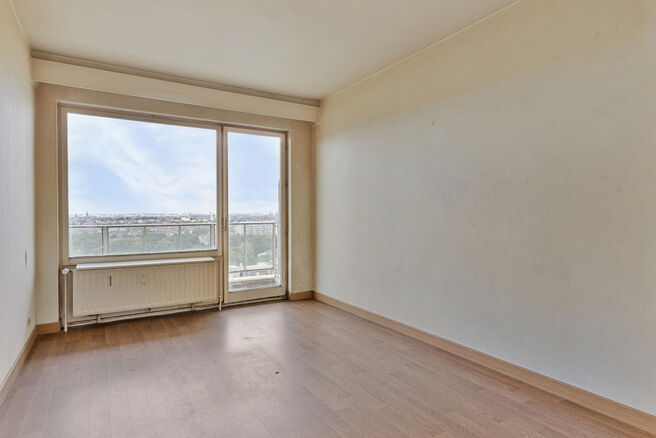 This apartment with two bedrooms and a spacious 15m² terrace is located on the 18th floor and offers a phenomenal panoramic view of Brussels. 
Situated in a green, residential area, you will enjoy peace and comfort here.

Upon entering through the entran