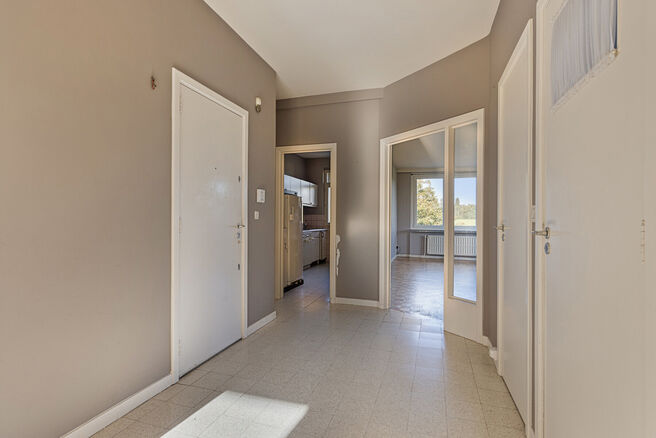 This ready-to-move-in corner apartment with two bedrooms, two terraces,
and a private garage box is located on the second floor of a small-scale, countryside co-ownership.

Layout: Upon entering, the central hallway leads to all rooms of the apartment.
Th