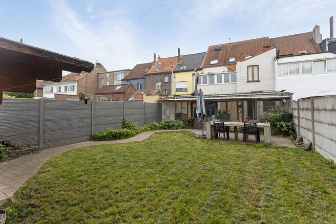 This move-in ready ground floor apartment offers a comfortable living experience with two bedrooms, an indoor garage,
and a spacious garden. It is located in a quiet one-way street in a residential area of Vilvoorde.
The apartment is part of a small co-ow