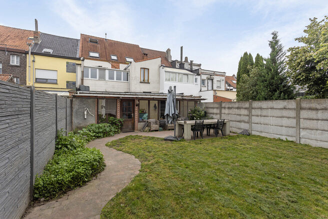 This move-in ready ground floor apartment offers a comfortable living experience with two bedrooms, an indoor garage,
and a spacious garden. It is located in a quiet one-way street in a residential area of Vilvoorde.
The apartment is part of a small co-ow