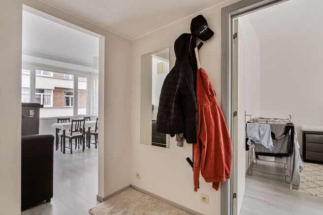 This ideally located one-bedroom apartment is just around the corner from the prestigious Avenue Molière and the iconic Altitude 100.
The apartment is part of a small-scale co-ownership with only three residential units.

The layout is as follows: a cent