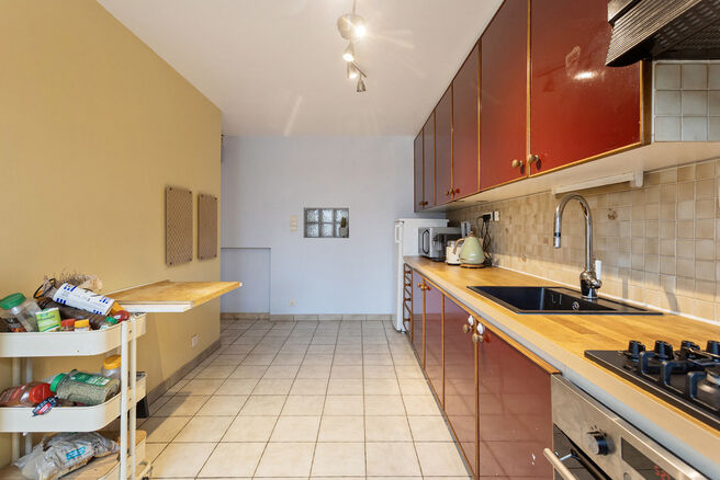 This move-in ready ground floor apartment offers a comfortable living experience with two bedrooms, an indoor garage,
and a spacious garden. It is located in a quiet one-way street in a residential area of Vilvoorde.
The apartment is part of a small co-ow