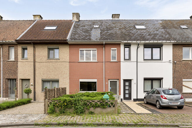 This family home, in need of renovation, is located in a low-traffic, residential, and child-friendly neighborhood in Grimbergen. The house boasts an excellent location with smooth connections to Vilvoorde, Grimbergen, and Zemst. The neighborhood features
