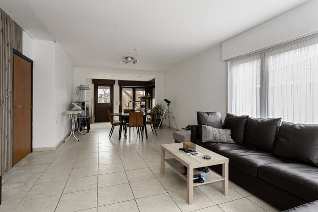 This spacious and move-in-ready home with three bedrooms is ideally located on a 10a 60ca plot, offering easy access to both Mechelen and Brussels.

House layout
Ground floor

Upon entering through the entrance hall, you will find a staircase leading to t