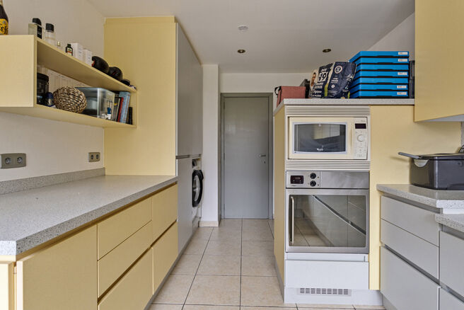 This spacious and move-in-ready home with three bedrooms is ideally located on a 10a 60ca plot, offering easy access to both Mechelen and Brussels.

House layout
Ground floor

Upon entering through the entrance hall, you will find a staircase leading to t