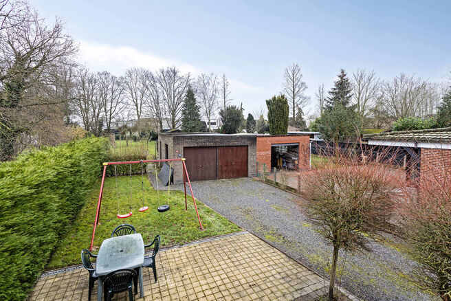 This spacious and move-in-ready home with three bedrooms is ideally located on a 10a 60ca plot, offering easy access to both Mechelen and Brussels.

House layout
Ground floor

Upon entering through the entrance hall, you will find a staircase leading to t