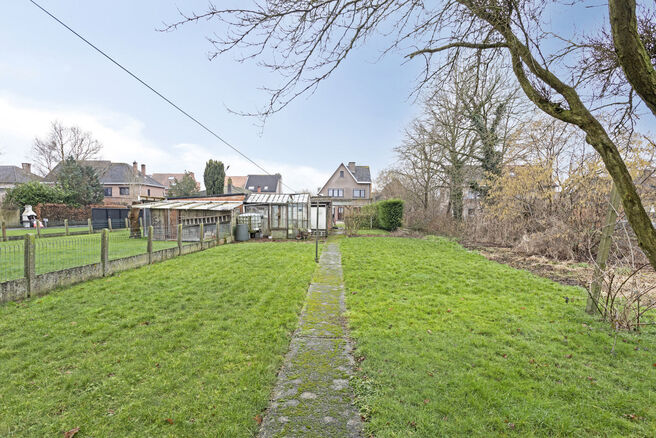 This spacious and move-in-ready home with three bedrooms is ideally located on a 10a 60ca plot, offering easy access to both Mechelen and Brussels.

House layout
Ground floor

Upon entering through the entrance hall, you will find a staircase leading to t