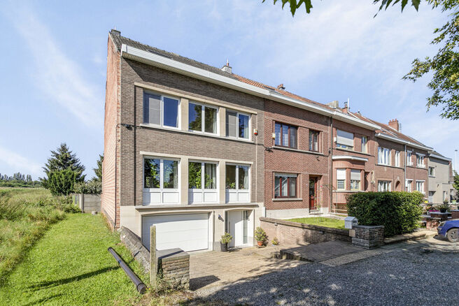 This charming house is located in a quiet, rural area in Machelen and offers plenty of privacy and space.
The house has four floors and is laid out as follows:

Basement: Here you will find the entrance hall with stairs leading to the ground floor, a spac