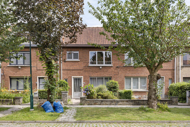 This family home with three bedrooms and a spacious garden is ideally located in the rural district of Koningslo.

The layout is as follows: on the ground floor, there is an entrance hall that provides access to both the living room and the kitchen. At th