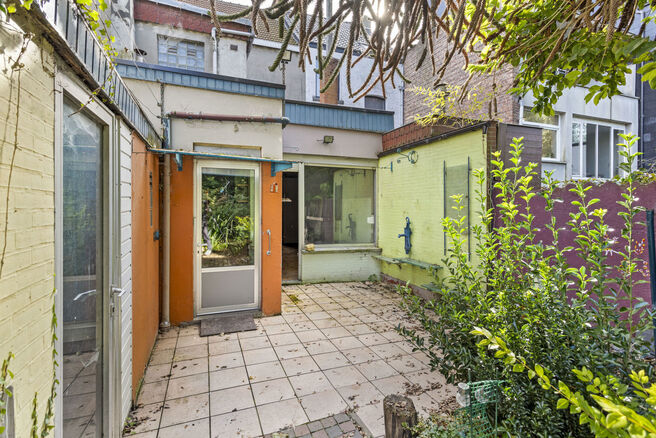 This charming family home, ideally located in the center of Vilvoorde, features no less than 4 spacious bedrooms,
a cozy city garden, a garage (which can be purchased optionally), and a convenient basement space.
The house is situated in a vibrant neighbo