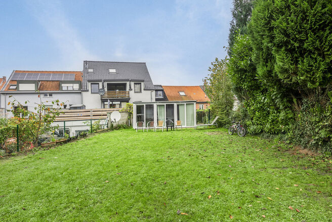 This three-bedroom house with a large garden on a 310 m² plot is ideally located between
the Flemish periphery and Brussels, offering excellent connections to both regions.

Upon entering, you are welcomed into the entrance hall, which leads to a living 