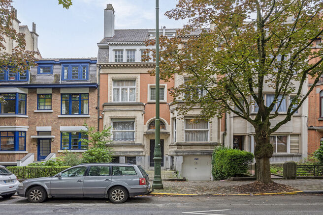 Deze majestueuze herenwoning, gebouwd in 1933 door architect J. Vermeersch, is een zeldzame vondst.
Gelegen op een perceel van 5a 20ca, biedt deze woning niet alleen een uitzonderlijke woonervaring, maar ook een uitstekende locatie op wandelafstand van he