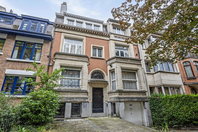 Deze majestueuze herenwoning, gebouwd in 1933 door architect J. Vermeersch, is een zeldzame vondst.
Gelegen op een perceel van 5a 20ca, biedt deze woning niet alleen een uitzonderlijke woonervaring, maar ook een uitstekende locatie op wandelafstand van he