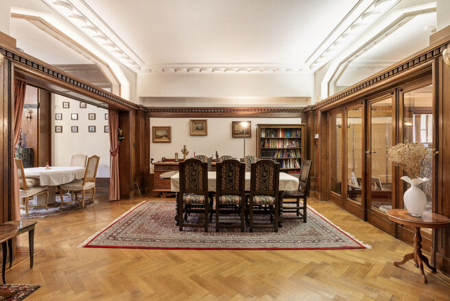 Deze majestueuze herenwoning, gebouwd in 1933 door architect J. Vermeersch, is een zeldzame vondst.
Gelegen op een perceel van 5a 20ca, biedt deze woning niet alleen een uitzonderlijke woonervaring, maar ook een uitstekende locatie op wandelafstand van he