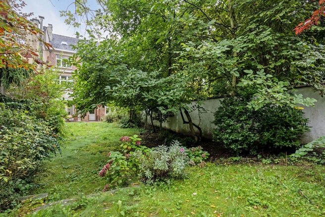 Deze majestueuze herenwoning, gebouwd in 1933 door architect J. Vermeersch, is een zeldzame vondst.
Gelegen op een perceel van 5a 20ca, biedt deze woning niet alleen een uitzonderlijke woonervaring, maar ook een uitstekende locatie op wandelafstand van he