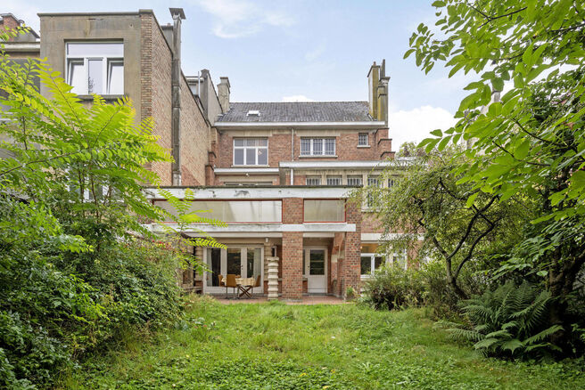 Deze majestueuze herenwoning, gebouwd in 1933 door architect J. Vermeersch, is een zeldzame vondst.
Gelegen op een perceel van 5a 20ca, biedt deze woning niet alleen een uitzonderlijke woonervaring, maar ook een uitstekende locatie op wandelafstand van he