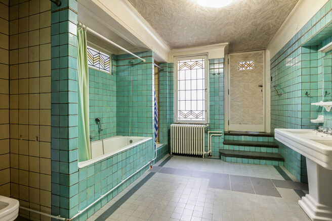 Deze majestueuze herenwoning, gebouwd in 1933 door architect J. Vermeersch, is een zeldzame vondst.
Gelegen op een perceel van 5a 20ca, biedt deze woning niet alleen een uitzonderlijke woonervaring, maar ook een uitstekende locatie op wandelafstand van he