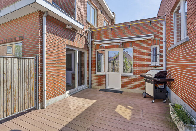 Deze gezinswoning met drie ruime slaapkamers (mogelijkheid tot 4 of bureel) en een aangrenzende loods in perfecte staat van maar liefst 236m² is gelegen in een rustige landelijke buurt en op 7 min van E 40, E19 en A12.
Ideaal voor gezinnen, zelfstandige 