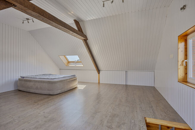 Deze gezinswoning met drie ruime slaapkamers (mogelijkheid tot 4 of bureel) en een aangrenzende loods in perfecte staat van maar liefst 236m² is gelegen in een rustige landelijke buurt en op 7 min van E 40, E19 en A12.
Ideaal voor gezinnen, zelfstandige 